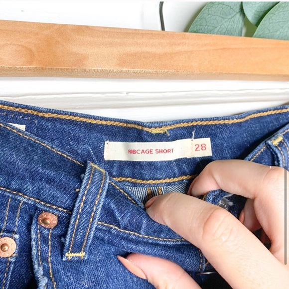 Levi’s Ribcage denim shorts (high waisted) - Picture 3 of 5